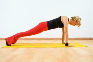 Frau, die Yoga ausübt foto