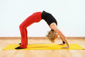 Frau, die Yoga ausübt foto