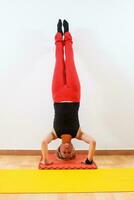 Frau, die Yoga ausübt foto