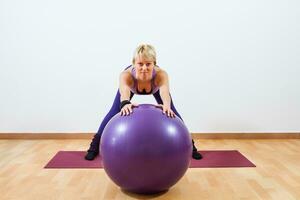 Frau Übung mit Pilates Ball. foto