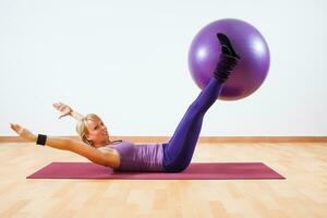 Frau Übung mit Pilates Ball. foto