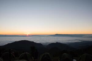 morgendlicher fotograf campen im berghintergrund foto