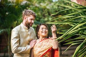 asiatische braut und kaukasischer bräutigam haben romantische zeit mit thailandkleid foto