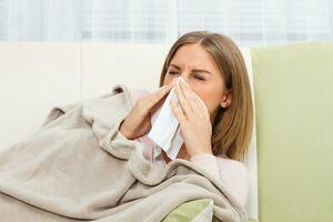 Frau mit Grippe foto