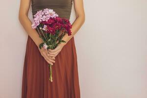 Frau halten schön Strauß von Blumen.Fokus auf Blumen. foto