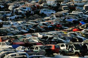 ein groß Nummer von Autos sind geparkt im ein Parkplatz Menge foto