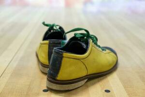 Schuhe Bowling Gelb Grün auf Holz foto