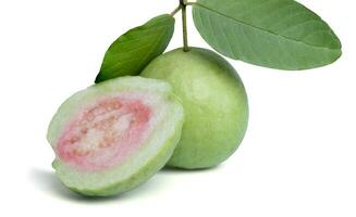 organisch Guave Obst mit Stängel und Blätter, hell Grün Haut, Rosa Guave Fleisch, mit Blätter isoliert auf Weiß Hintergrund. foto