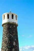 ein Stein Turm mit ein Glocke auf oben foto