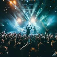 ai generiert Leben Band spielen auf Bühne im ein schwach zündete Nachtclub, mit ein Meer von begeistert Fans Springen foto