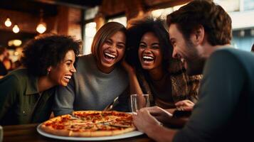 ai generiert Gruppe von freunde versammelt um ein Tisch, jeder halten ein Scheibe von Pizza mit groß lächelt auf ihr Gesichter foto