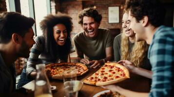 ai generiert Gruppe von freunde versammelt um ein Tisch, jeder halten ein Scheibe von Pizza mit groß lächelt auf ihr Gesichter foto