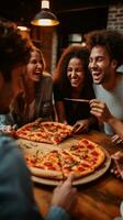 ai generiert Gruppe von freunde versammelt um ein Tisch, jeder halten ein Scheibe von Pizza mit groß lächelt auf ihr Gesichter foto