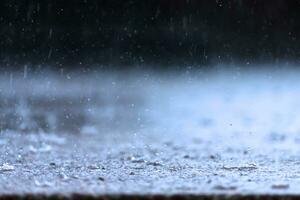 Regen fallen auf das Boden im Regen Jahreszeit. foto