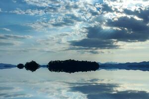 Wolkenlandschaft mit Sonnenlicht Über das See. foto