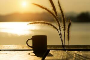 Silhouetten Kaffee Becher im das Morgen Zeit foto