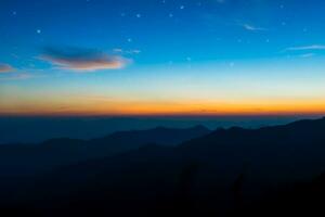 Silhouetten Berg und Himmel foto