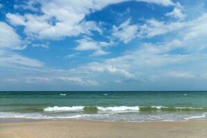 Grün Wasser im das Meer auf das Strand. foto