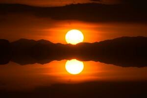 Sonnenuntergang Himmel und Wolke auf das See. foto