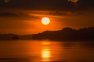 Sonnenuntergang Himmel und Wolke auf das See. foto