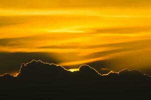 Rand Licht von das Wolke und Orange Himmel foto