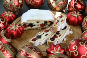 geschnitten chrismas Stollen mit pulverisiert Zucker und Weihnachten Dekoration foto