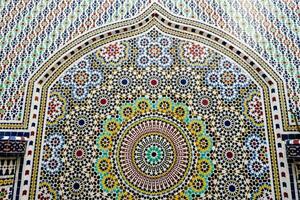 das bunt Mosaik auf das Mauer von das Moschee foto