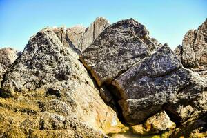 das Felsen beim das Strand sind sehr groß foto