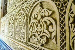 das kompliziert Schnitzereien auf das Wände von das Alhambra Palast foto
