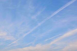 ein Flugzeug fliegend im das Himmel mit Kondensstreifen foto