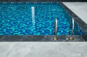 Geländer neben Blau Schwimmen Schwimmbad foto