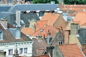 Dächer von ein Stadt mit viele anders Typen von Dächer foto