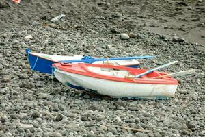 zwei klein Boote sind auf das Strand foto