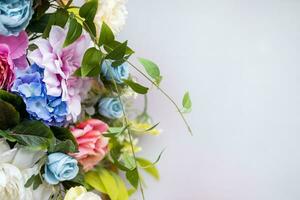 Hochzeit Einladung Karte. Marmor Papier leer, Rose Blumen, Eukalyptus Geäst auf grau Hintergrund. Hochzeit Konzept. eben legen, oben Sicht, Kopieren Raum foto