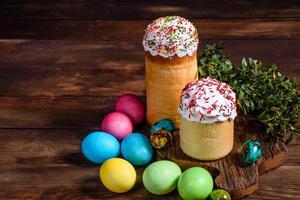 Osterkuchen und bunte Eier auf dunklem Hintergrund foto