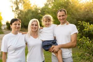 glückliche junge Familie, die Zeit im Freien an einem Sommertag verbringt foto