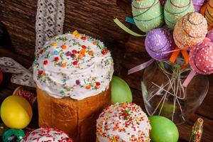 Osterkuchen und bunte Eier auf dunklem Hintergrund foto