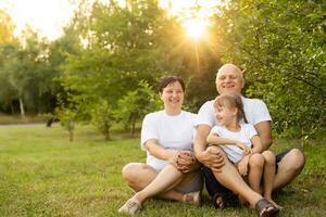 glückliche junge Familie, die Zeit im Freien an einem Sommertag verbringt foto