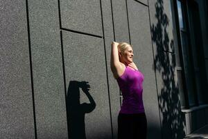 Fitness Sport Frau im Mode Sportbekleidung tun Yoga Fitness Übung im das Straße, draussen Sport, städtisch Stil foto