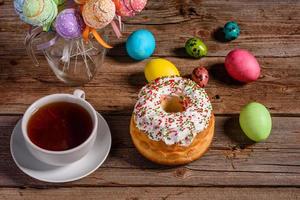 Osterkuchen und bunte Eier auf dunklem Hintergrund foto