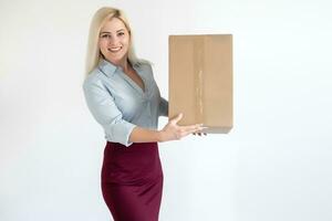 Bild von attraktiv Geschäftsfrau liefern Karton Box foto