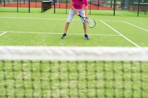 männlich Tennis Spieler auf das Tennis Gericht foto