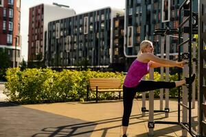 Fitness Sport Frau im Mode Sportbekleidung tun Yoga Fitness Übung im das Straße, draussen Sport, städtisch Stil foto