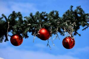 Weihnachten Dekorationen hängend von ein Baum Ast foto