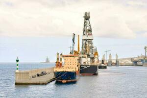 Öl rig im das Hafen foto