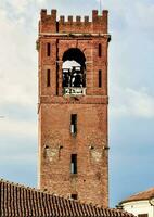 ein Glocke Turm im das Center von ein Stadt, Dorf foto