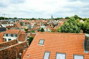 ein Aussicht von das Dächer von ein Stadt, Dorf foto