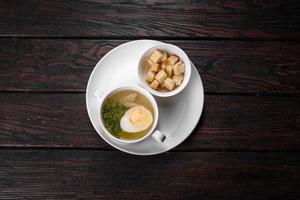 asiatische Nudelsuppe, Ramen mit Hühnerfleisch, Gemüse und Ei in weißer Schüssel foto