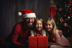 ai generiert glücklich Familie mit fröhlich Weihnachten Magie Geschenk in der Nähe von Baum beim Abend beim Zuhause foto