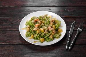 leckerer frischer Salat mit Garnelen und Birne für die festliche Tafel foto